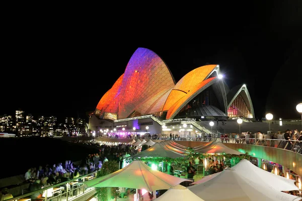 悉尼歌剧院 夜间有五彩斑斓的投影 澳大利亚著名的建筑 — 图库照片