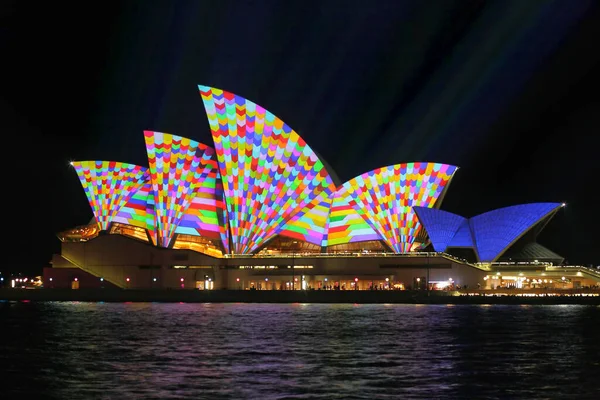 Sydney Opera Binası Gece Çok Renkli Projeksiyonlu Ünlü Avustralya Mimarisi — Stok fotoğraf
