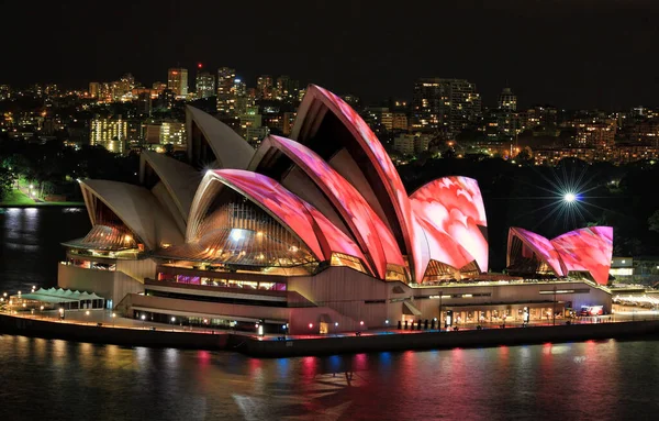 悉尼歌剧院 夜间有五彩斑斓的投影 澳大利亚著名的建筑 — 图库照片