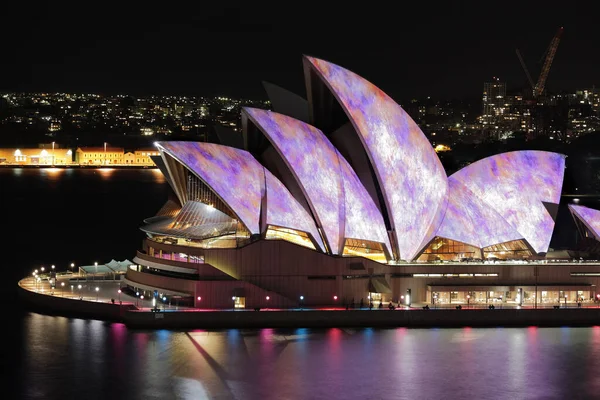 Sydney Opera House Con Proyección Iluminada Multicolor Por Noche Famosa — Foto de Stock
