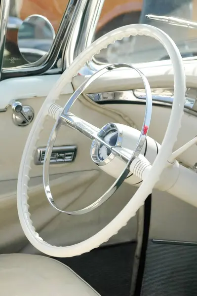 Wit Stuurwiel Van Vintage Auto — Stockfoto