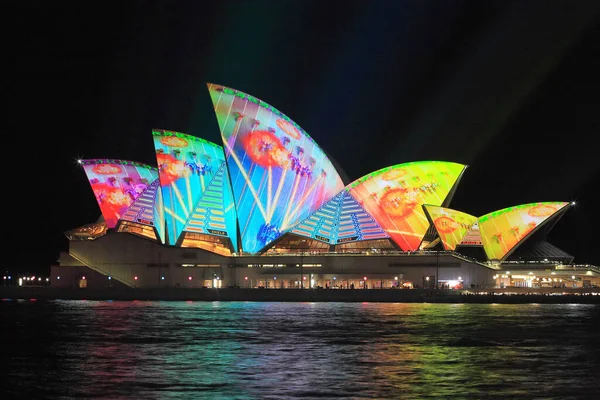 Sydney Opera Binası Gece Çok Renkli Projeksiyonlu Ünlü Avustralya Mimarisi — Stok fotoğraf