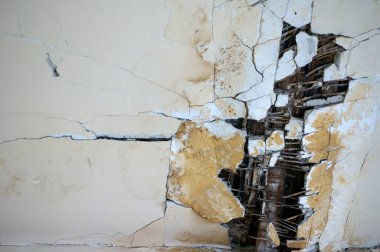 Eski binanın tavanı çökmüş. 