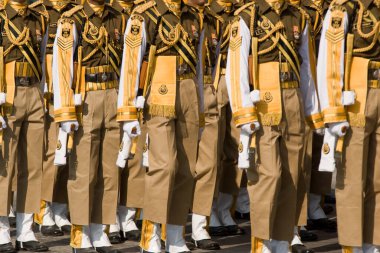 Birçok asker geçit töreninde yürüyor. 