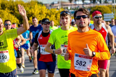 İnsanlar XXVIII. Yarı Maraton Bahia de Cadiz 'e katılıyor.
