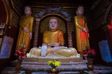 Buda heykellerinin Pagoda Myanmar 'daki manzaralı görüntüleri.