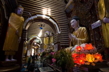 Buda heykellerinin Pagoda Myanmar 'daki manzaralı görüntüleri.