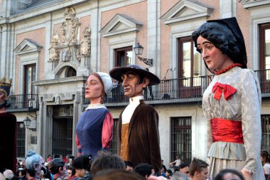 Plaza de la Villa, Madrid 'de devler ve büyük kafalar