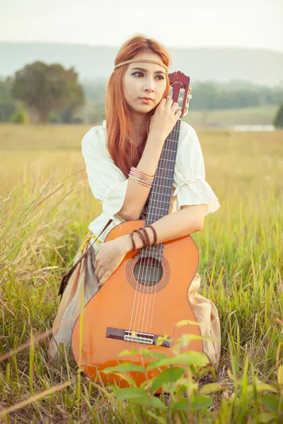 Hippi Kız Çimenlerin Üzerinde Gitar Çalmak — Stok fotoğraf