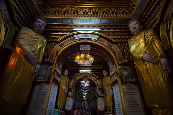 Γραφική Φωτογραφία Των Αγαλμάτων Buddha Μέσα Παγόδα Μιανμάρ — Φωτογραφία Αρχείου