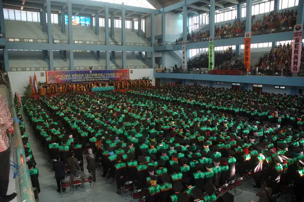 College Graduation Many Students Hall — Stock Photo, Image