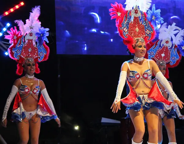 Performers Heldere Kostuums Carnaval — Stockfoto