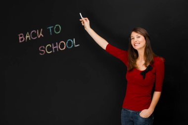 Genç öğretmenle birlikte okula geri döndüler.