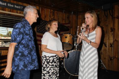Elaine Hendrix, Ben Baca, Linda Baca Christy Oldham 'ın Sağlıklı Köpekler St. Martin Hayvan Vakfı, Joe' s Great American Bar and Grill, Burbank, CA