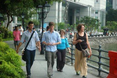 Singapur 'da Fullerton yakınlarında dinlenen insanlar