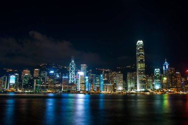 Hong Kong 'da şehir manzarası ve gece aydınlığı