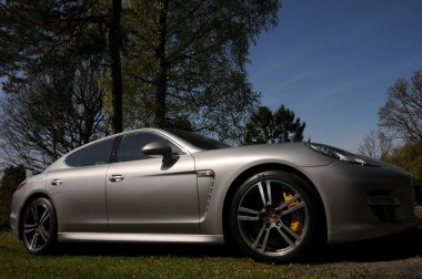 Porsche Panamera GT gümüş araba, otomobil fuarı konsepti