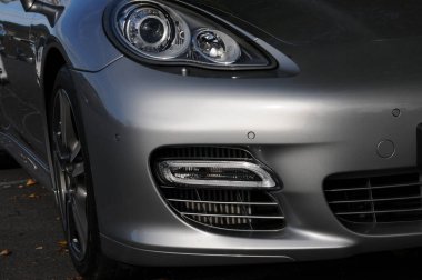 Porsche Panamera GT gümüş araba, otomobil fuarı konsepti