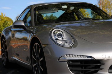 Porsche Carrera gümüşü, renkli bir resim.