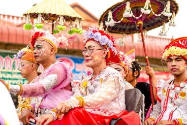 MAE HONG SON, THAILAND-NİSAN 6: Poi Sang Long Festivali, bir tören