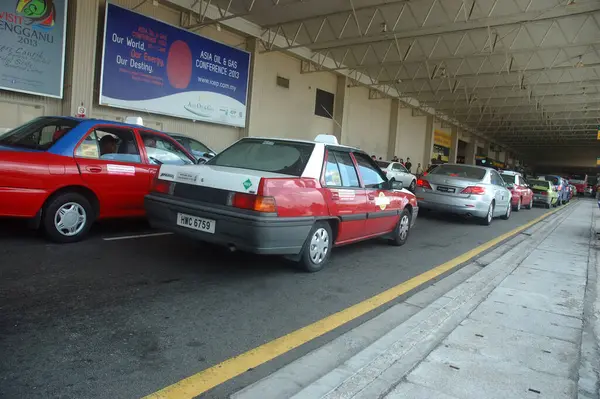 Κόκκινο Ταξί Κοντά Στο Αεροδρόμιο Στην Κουάλα Λουμπούρ Μαλαισία — Φωτογραφία Αρχείου