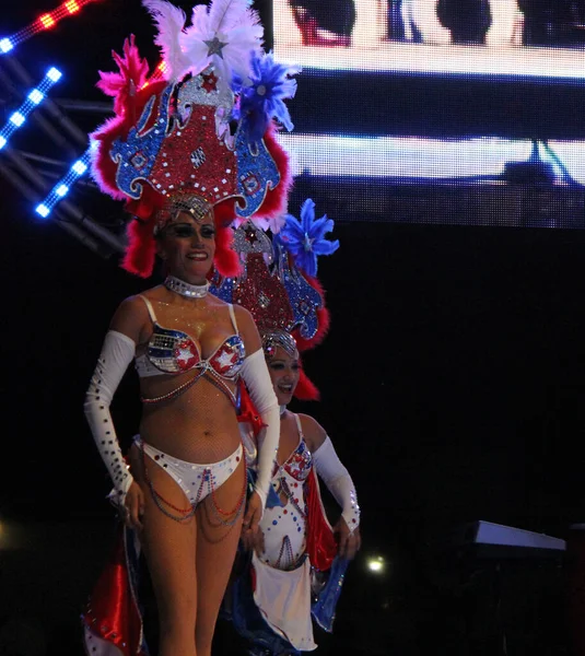 Artistas Trajes Brilhantes Carnaval — Fotografia de Stock