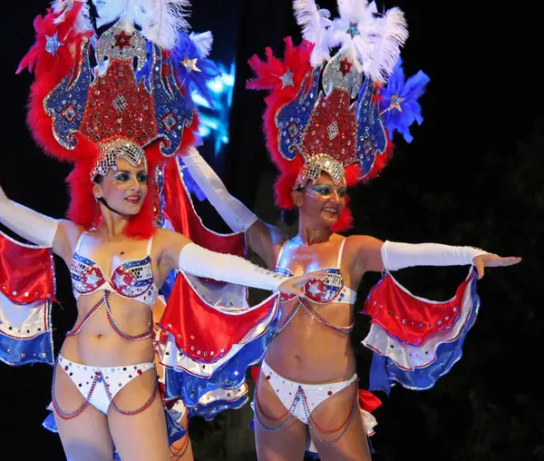 Karnaval Parlak Kostümlü Oyuncular — Stok fotoğraf