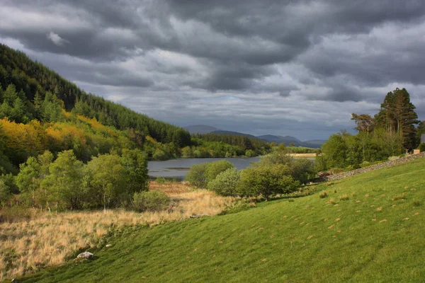 Snowdonia Gri Bulutlu Gökyüzü Altında Bir Göl — Stok fotoğraf