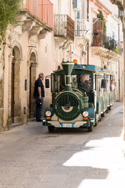 イタリアの旧市街の観光列車 — ストック写真
