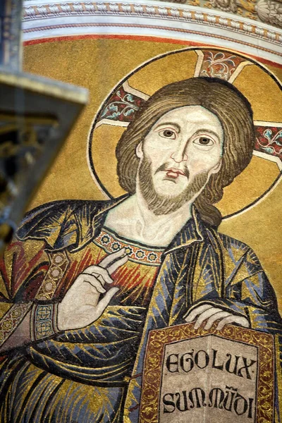 大教堂内部 耶稣耶稣基督的目光 比萨的马赛克 — 图库照片