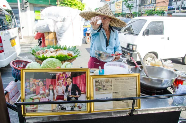 Penjual Salad Thai Jalan Yaowarat Bangkok Thailandon April — Stok Foto