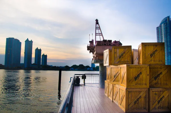 2014年4月6日在亚洲河岸的起重机和箱子 — 图库照片