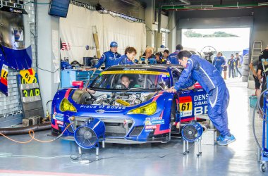 2014 Otomobiller Süper GT etkinliği insanları ve arabaları