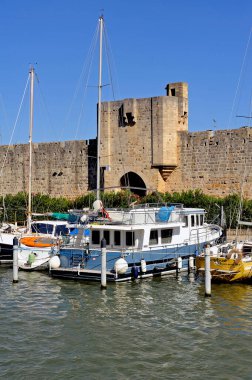 Güneşli bir günde Aigues-Mortes 'in güzel manzarası