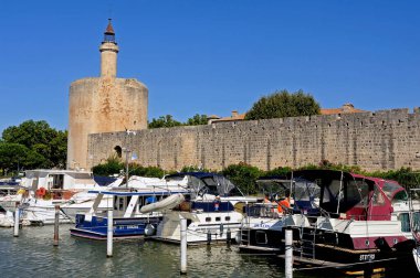 Güneşli bir günde Aigues-Mortes 'in güzel manzarası