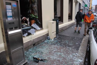 Terör saldırısından sonra cam kırıldı.