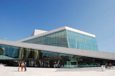 Oslo Opera Binası güneşli bir günde