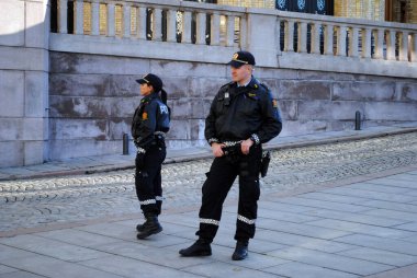 Sokakta Norveçli polisler