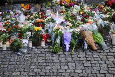 Terörist saldırı kurbanlarına çiçekler 
