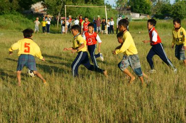 Futbol oynayan Asyalı çocuklar, beden eğitimi