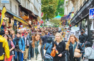 Paris, Fransa 'daki Montmartre tepesinde Steinkerque Sokağı.