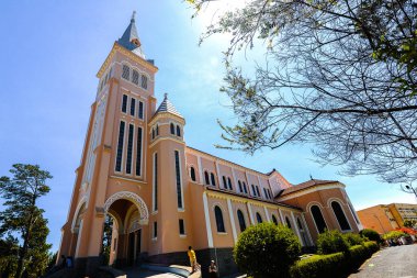 Dalat şehrindeki tavuk kilisesi