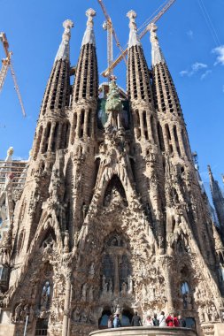 La Sagrada Familia 'nın dış görünüşüne hayran turistler
