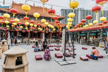 İnsanlar Hong Kong, Kowloon 'da Shik Shik Yuen Wong Tai Sin Tapınağı' na dua ediyor.