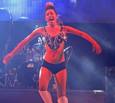 Karnaval 'da parlak kostümlü bir sanatçı.               