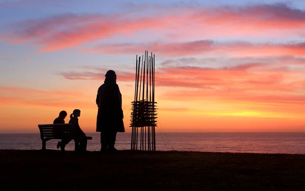 Two Sculptures Two Spectators Sunrise Sculpture Sea — Stock Photo, Image