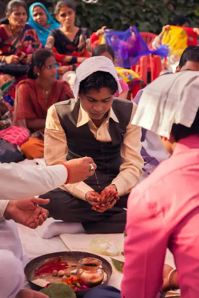 Indiase Bruidegom Doet Huwelijksrituelen — Stockfoto