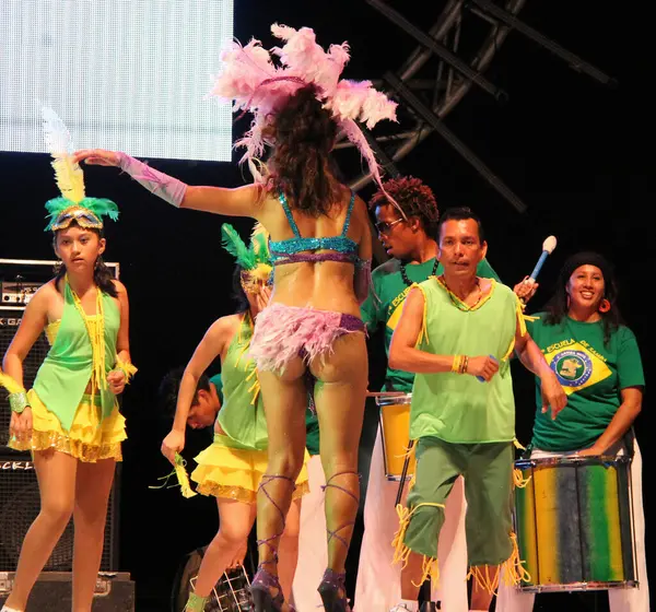 Artistas Trajes Brillantes Carnaval —  Fotos de Stock