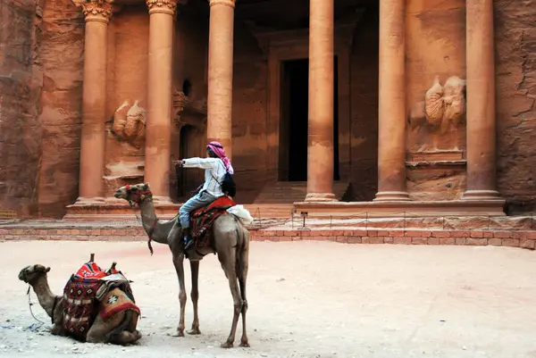 Camelos Frente Khazneh Petra — Fotografia de Stock