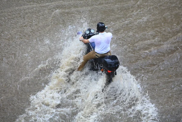 Mann Versucht Eine Überflutete Straße Überqueren — Stockfoto